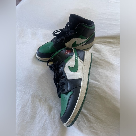 Nike Air Jordan 1 Mid GS Black Pine Green - Picture 1 of 5
